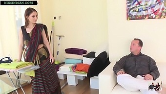 Zrelá Indická Žena V Domácnosti Odhaľuje Svoj Veľký Zadok A Dostáva Anál