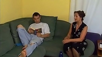 Zrelý Nemecký Pár Sa Zapája Do Tabuizovaného Sexu So Svojím Nevlastným Synom