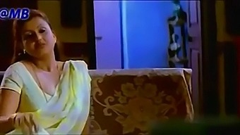 Tante Seksi Dengan Payudara Alami Yang Besar Turun Dan Kotor
