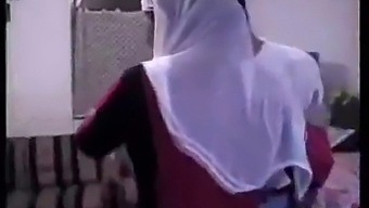 Pertemuan Panas Antara Pria Arab Dan Tante Dewasa Mereka.