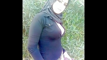 Cewek-Cewek Berjilbab Interracial Dalam Campuran Turki-Arab-Asia