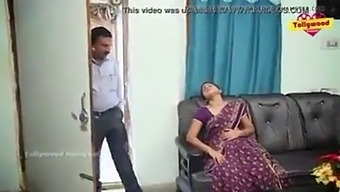 দেশী স্ত্রী তার পেট ডাক্তারকে ম্যাসেজ করে।