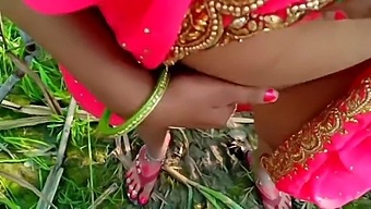 Tante Desi Menikmati Seks Di Luar Ruangan Dengan Pria Muda Yang Birahi