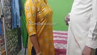 দেশী সেমস্ট্রেস ফ্রি পরিবর্তনগুলি দিয়ে প্রলোভন করে